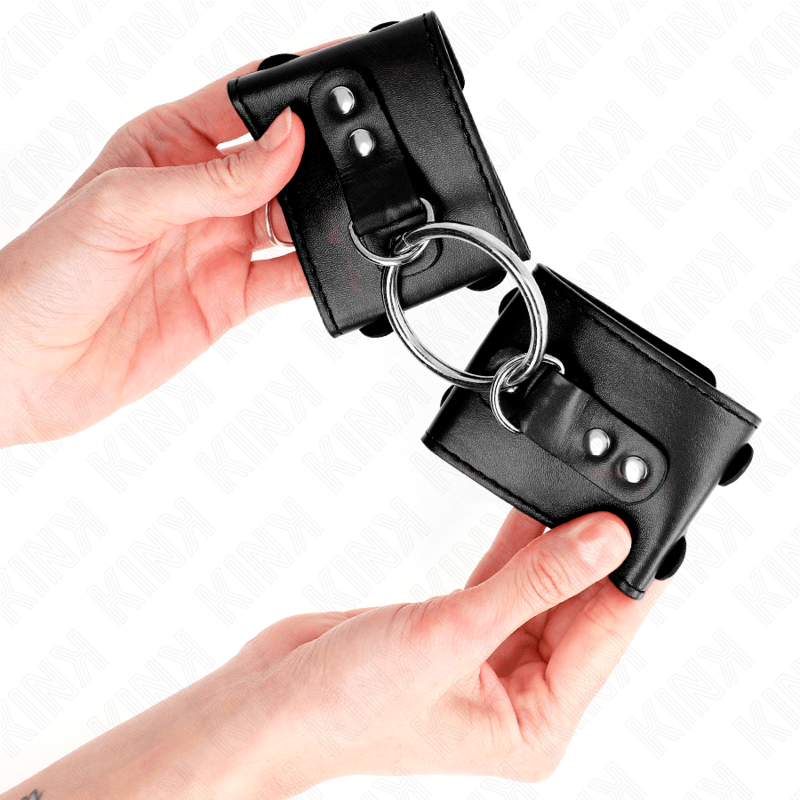 Fesselset Feste Handgelenkfesseln mit Ring und Nieten Verstellbar Schwarz 17 cm – Ansicht 4