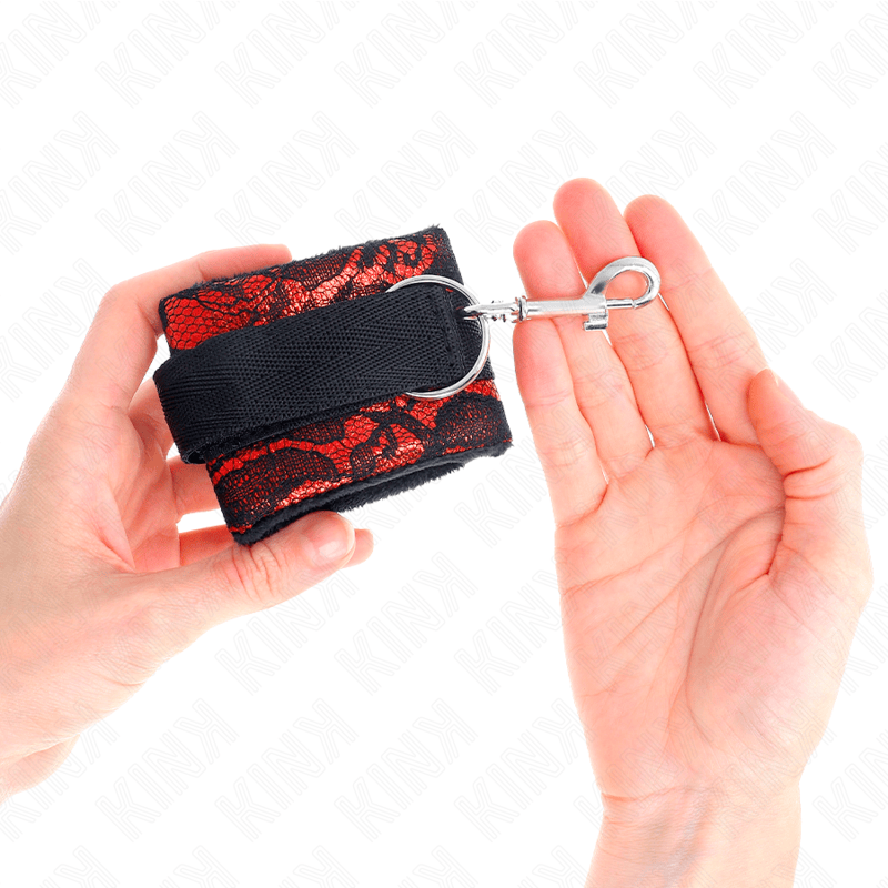 Fesselset Kurze Handgelenksfesseln aus Samtspitze und Nylonfessel Rot/Schwarz – Ansicht 4