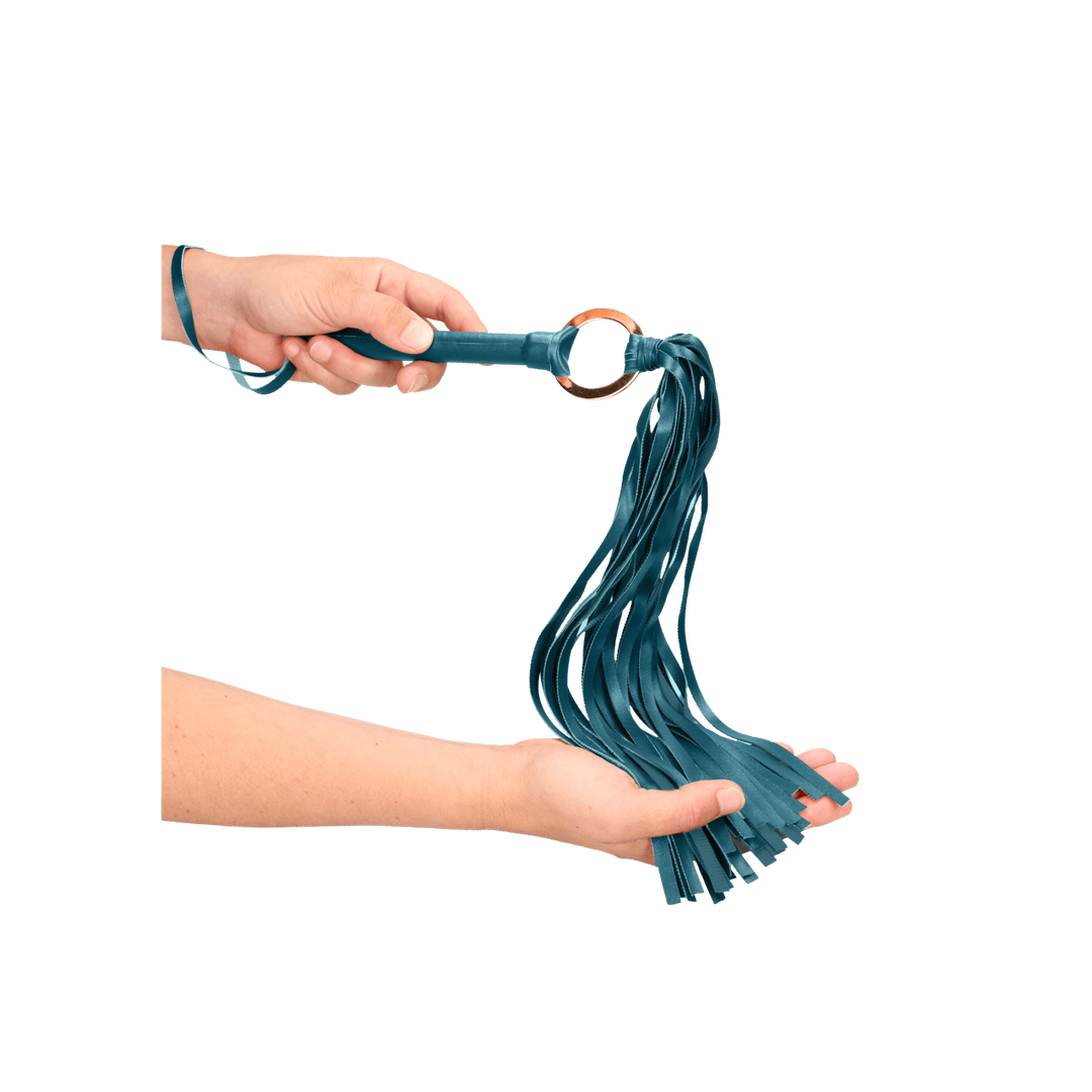 Flogger Ouch aus PU-Leder mit Metallring Petrol 70 cm – Ansicht 4