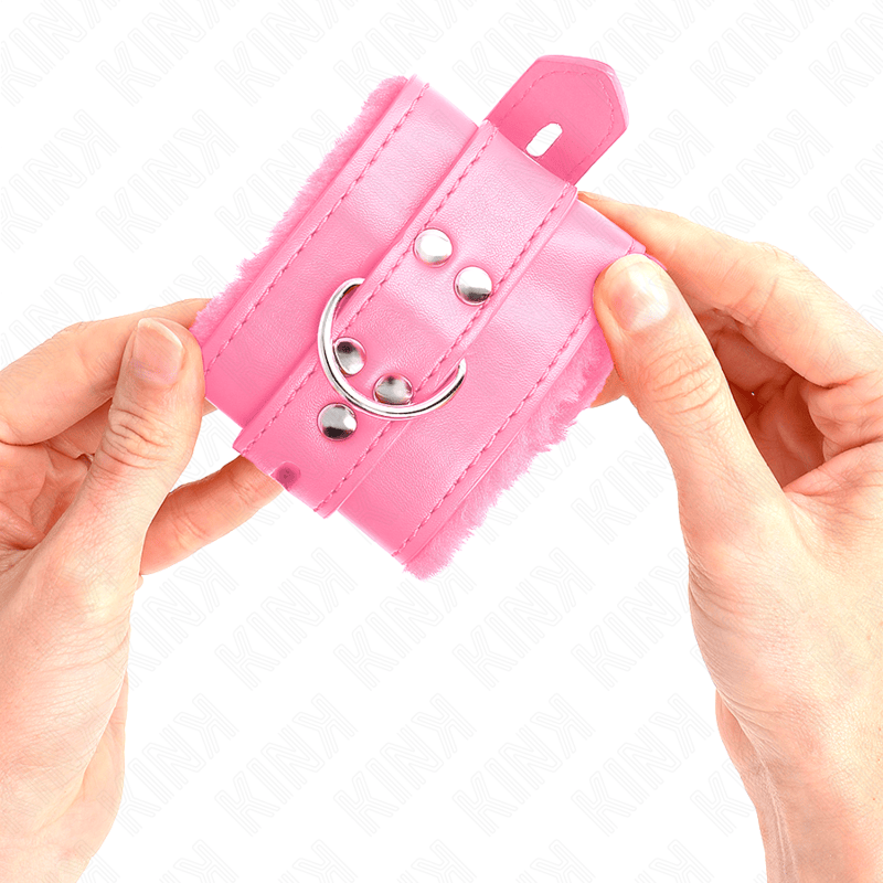 Kink - Pelzgefütterte Handgelenkfesseln mit Quadratischen Löchern, Rosa und Rosa Gürtel, Verstellbar 17-29 cm x 6 cm
