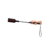 Gerte Ouch mit Aufdruck „Slut“ lang aus PU-Leder Schwarz 47 x 5,5 cm – Ansicht 4