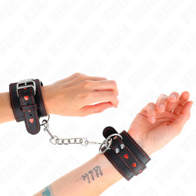 Kink - Schwarze Handgelenkfesseln mit Roter Herzeinlage, Verstellbar 21-28 cm x 5,5 cm