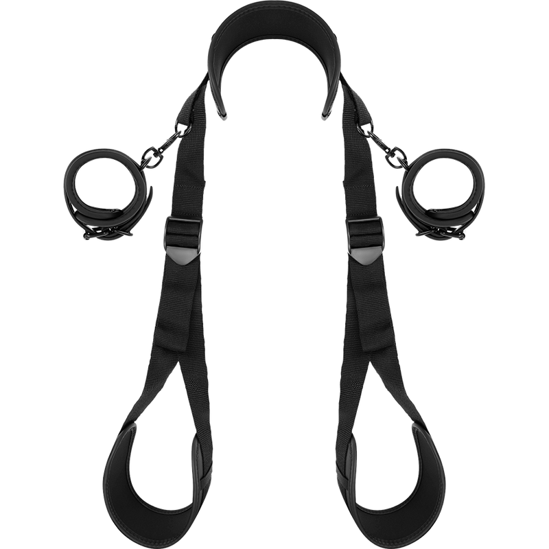 Fetish Submissive - Position mit Offenen Beinen und Handschellen mit Noprene-Futter