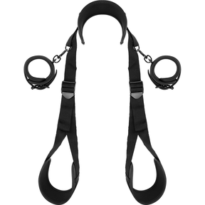Fetish Submissive - Position mit Offenen Beinen und Handschellen mit Noprene-Futter
