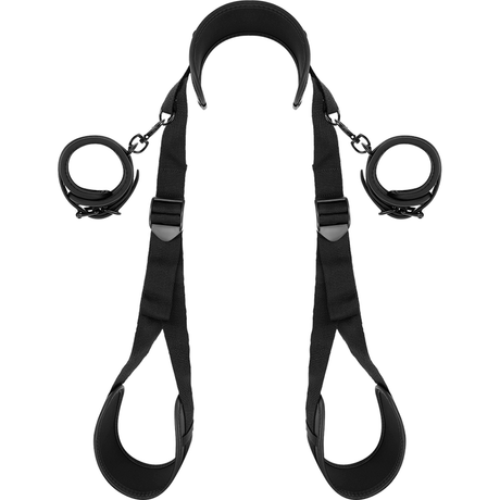 Fetish Submissive - Position mit Offenen Beinen und Handschellen mit Noprene-Futter