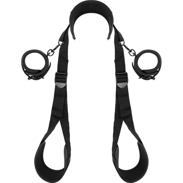 Fetish Submissive - Position mit Offenen Beinen und Handschellen mit Noprene-Futter